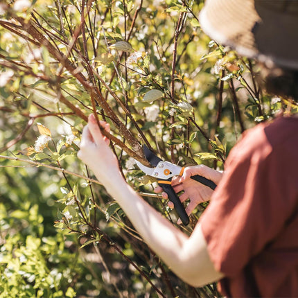 Fiskars Bypass Pruning Shears - Effortless Cutting with Sharp Steel Blades and Non-Slip Grip, Self-Cleaning Sap Groove, 5/8" Cut Capacity for Stems & Branches